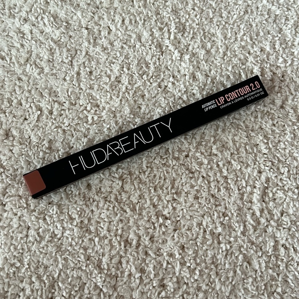 New HUDA lip contour 2.0 automatic matte lip pencil in shade pinky brown.